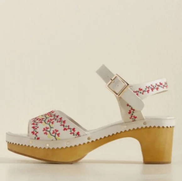 Banned Dancing Days Retro White Wooden Embroidered Heels - Picture 2 of 8